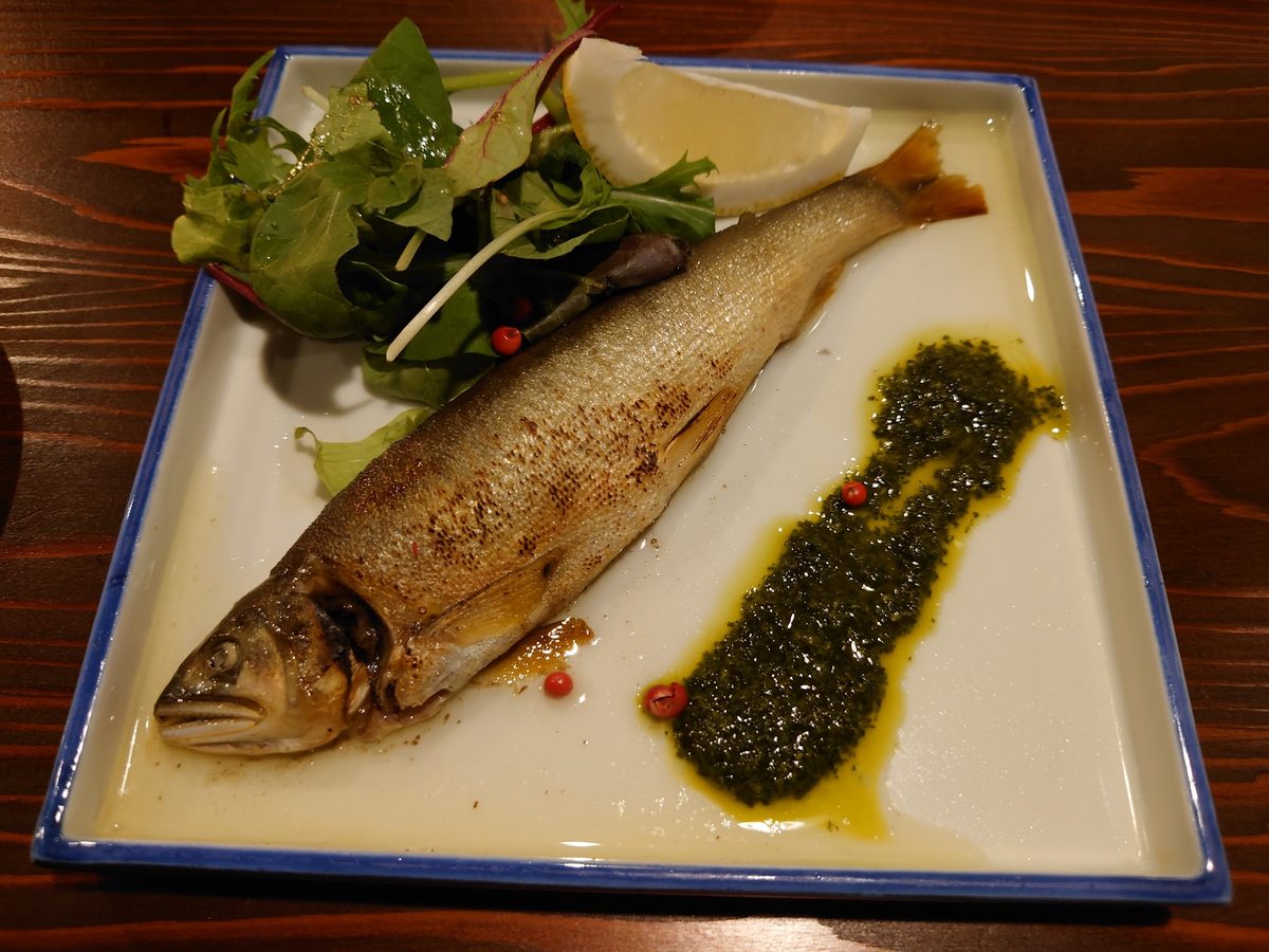 グリーンソースを添えた焼き魚
