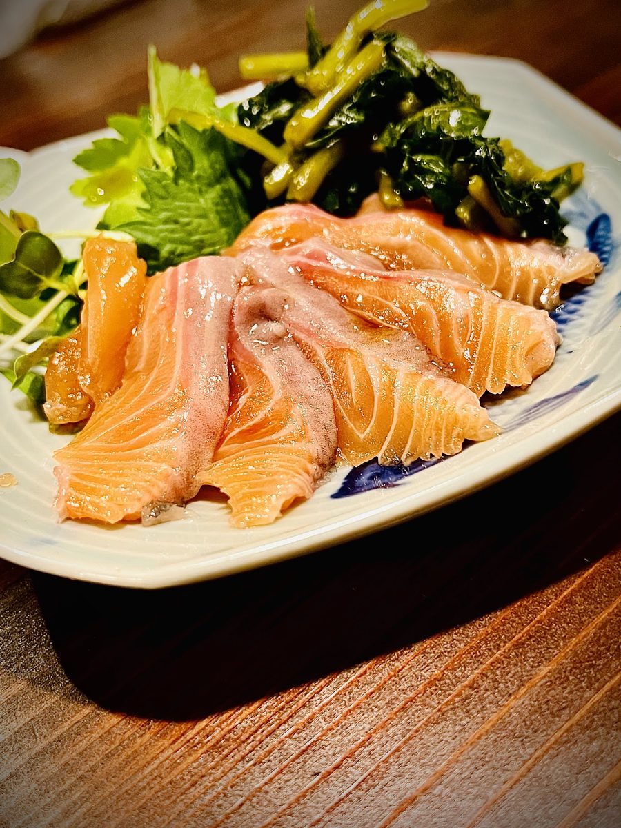 炙ったサーモンと青菜
