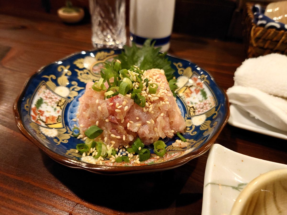 薬味とねぎをのせた魚