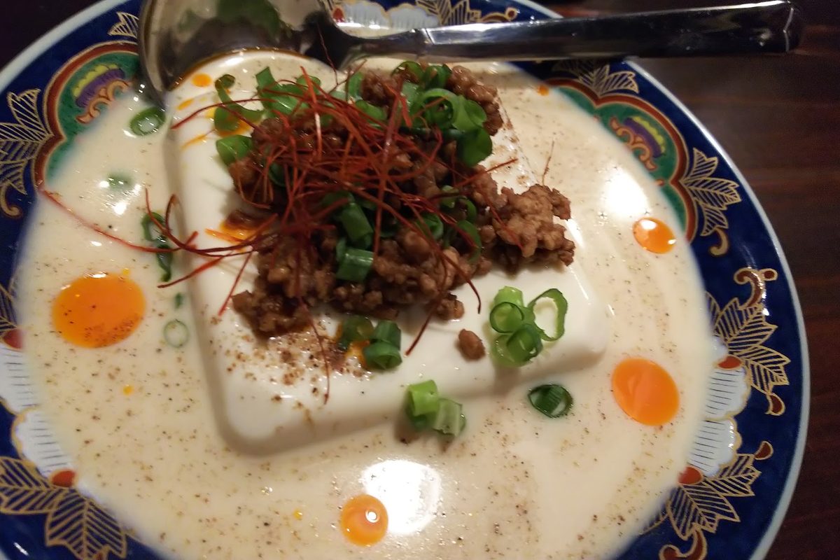 そぼろをのせた豆腐と白いスープ