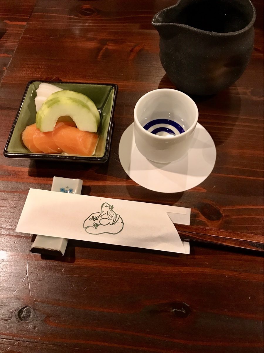 盃に注いだ日本酒と小鉢