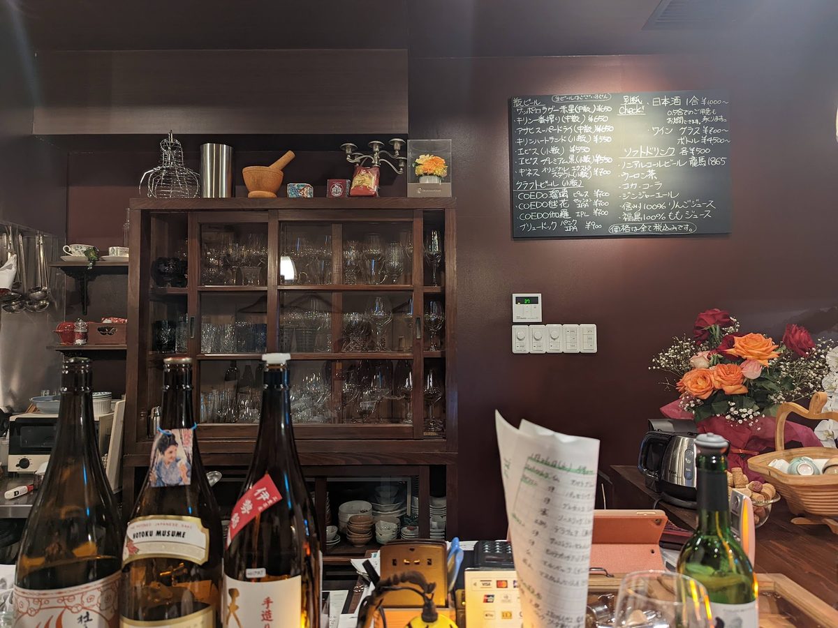 酒瓶の棚と黒板