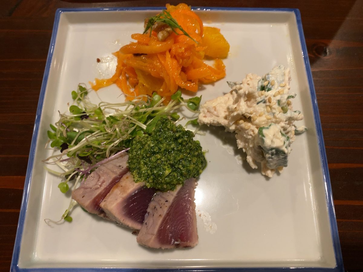 炙った魚と小皿の盛り合わせ