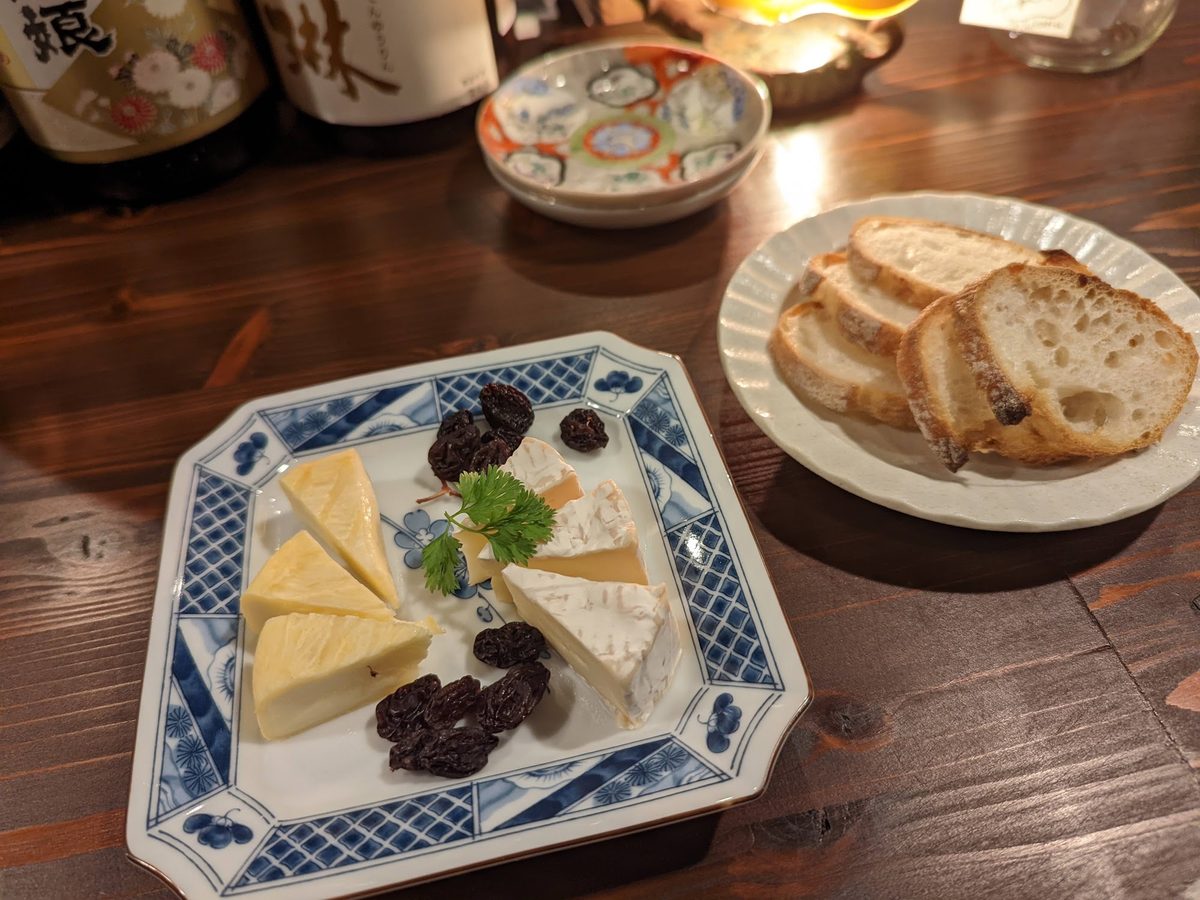 チーズの盛り合わせとバゲット